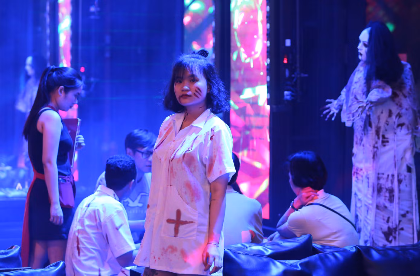 Khắp các nhà hàng, nhân viên cũng trang trí, tô vẽ và khoác lên cơ thể những hình thù ma mị, bắt mắt.