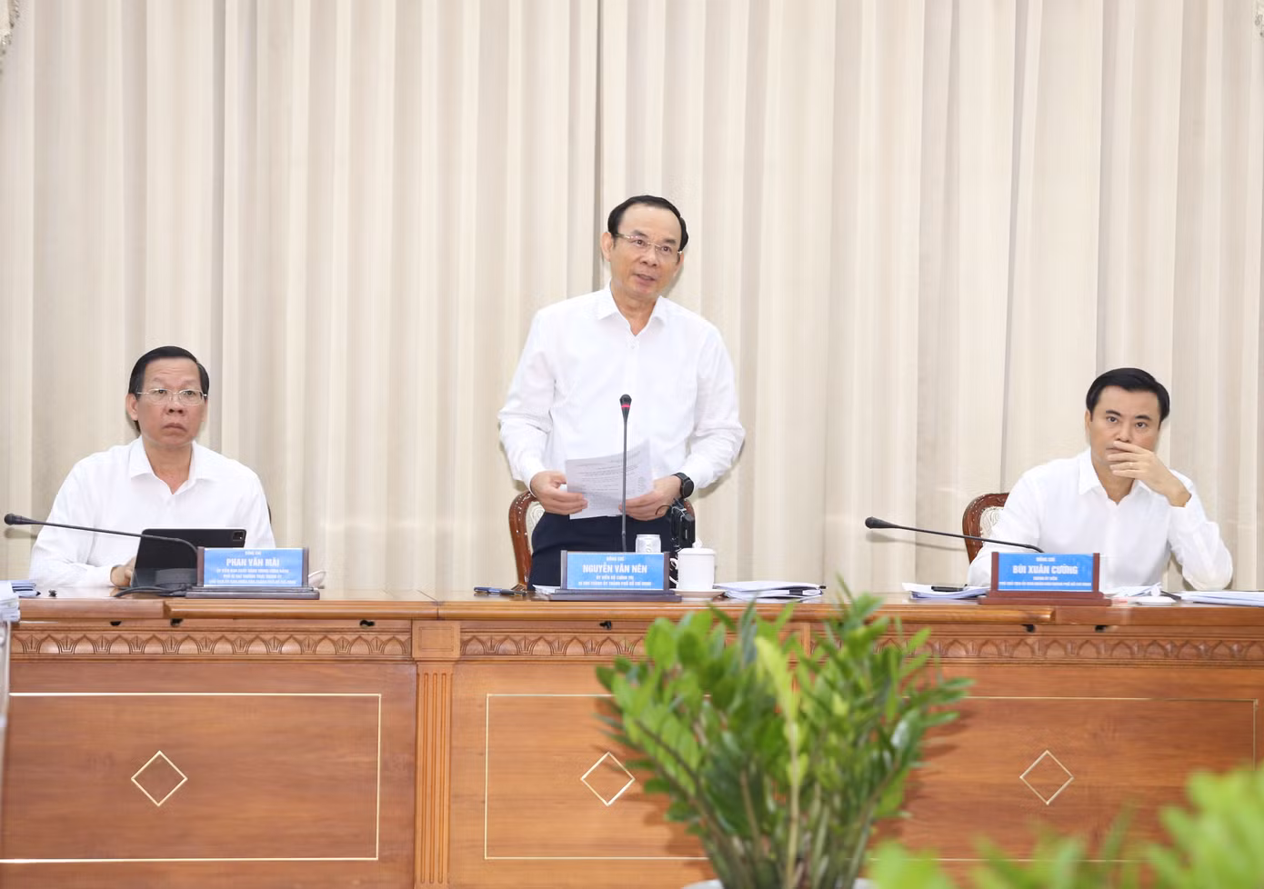 Tại cuộc họp, Bí thư Thành ủy TPHCM Nguyễn Văn Nên đề nghị các sở ban ngành thành phố đi sâu chỉ rõ những tồn tại và hành động khắc phục bằng giải pháp cụ thể nhằm quyết tâm bù lại trong 3 quý còn lại.