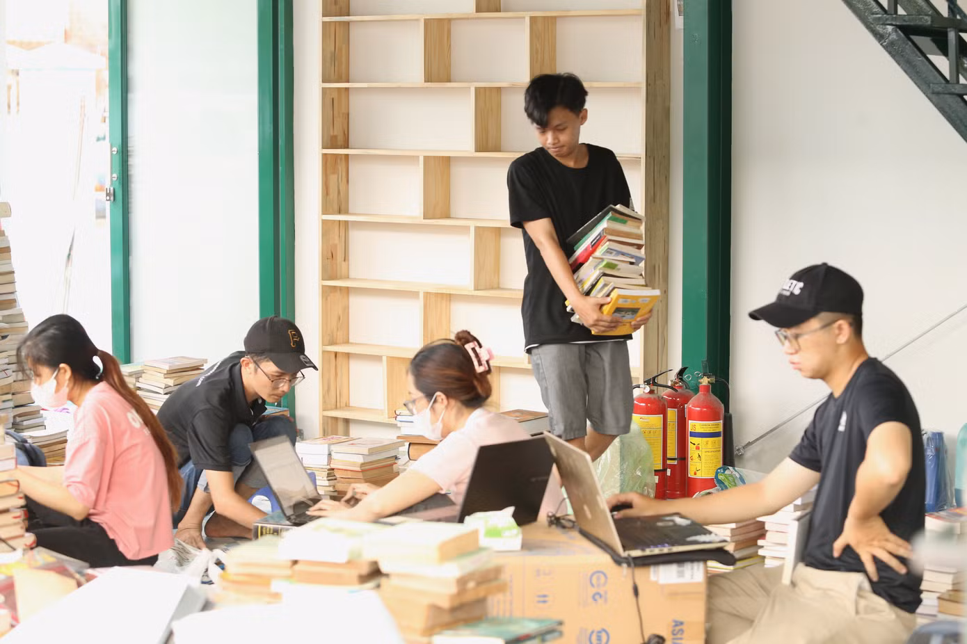 Những ngày qua, các bạn trẻ ở cửa hàng Bá Tân - Sách cũ thư viện miệt mài bố trí, nhập liệu hàng nghìn đầu sách vào kios của mình ở đường sách. Anh Bá Tân - chủ cửa hàng - cho biết, khi chuyển đến đường sách quy mô, khang trang, cửa hàng nhận thức cách làm phải mới để sớm hòa nhập, đảm bảo số hóa. "Sách cũ cũng phải chạy theo cách trưng bày, sắp xếp, quản lý mới..", anh Tân chia sẻ.