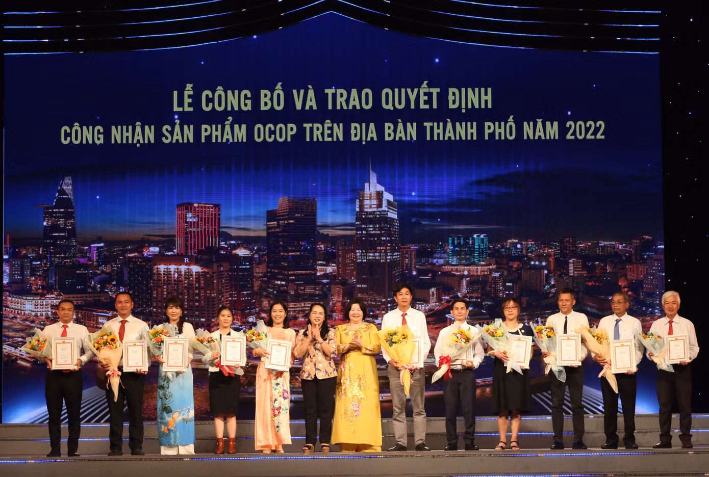 Các doanh nghiệp được trao chứng nhận OCOP TPHCM năm 2022.