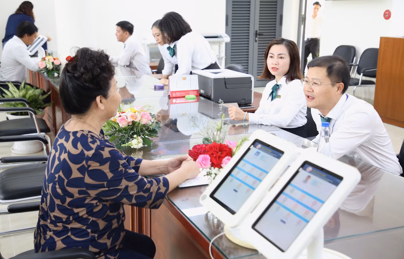 Cán bộ trung tâm giải quyết thủ tục hành chính cho người dân ngay khi vừa ra mắt.
