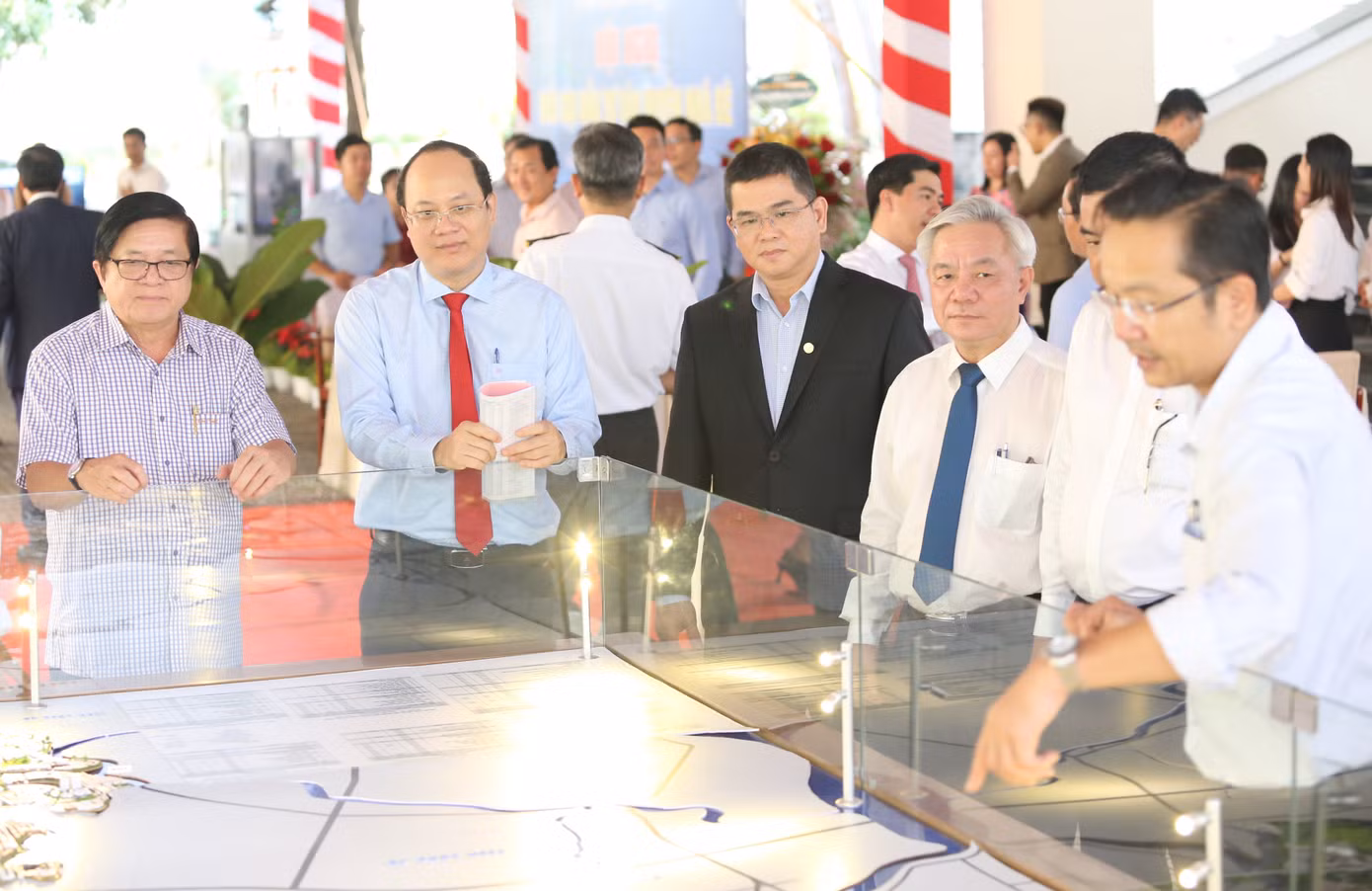 Lãnh đạo TPHCM, huyện Nhà Bè và các nhà đầu tư theo dõi sa bàn về cơ hội đầu tư tại Nhà Bè.