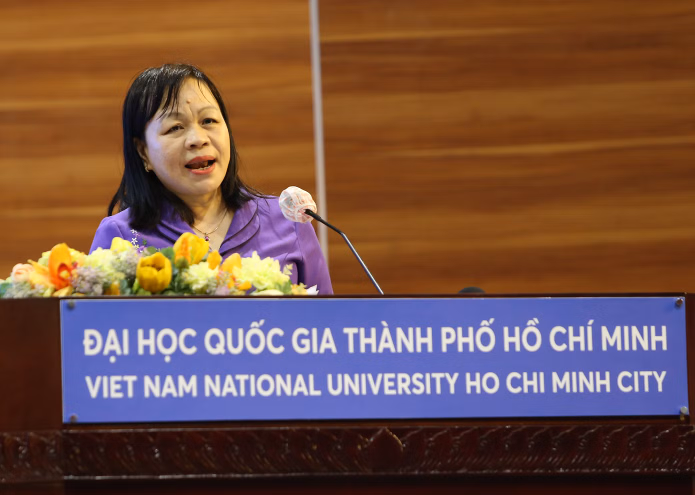 TS. Nguyễn Thị Mai Hoa trao đổi tại hội thảo.