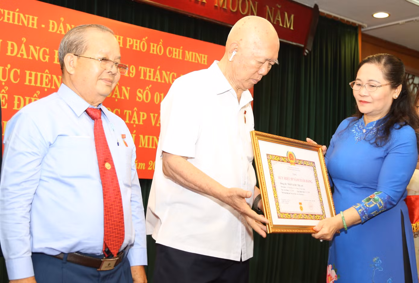 Chủ tịch HĐND TPHCM Nguyễn Thị Lệ trao Huy hiệu 55 năm tuổi Đảng cho đảng viên Trần Quốc Thuận. Ảnh: Ngô Tùng.