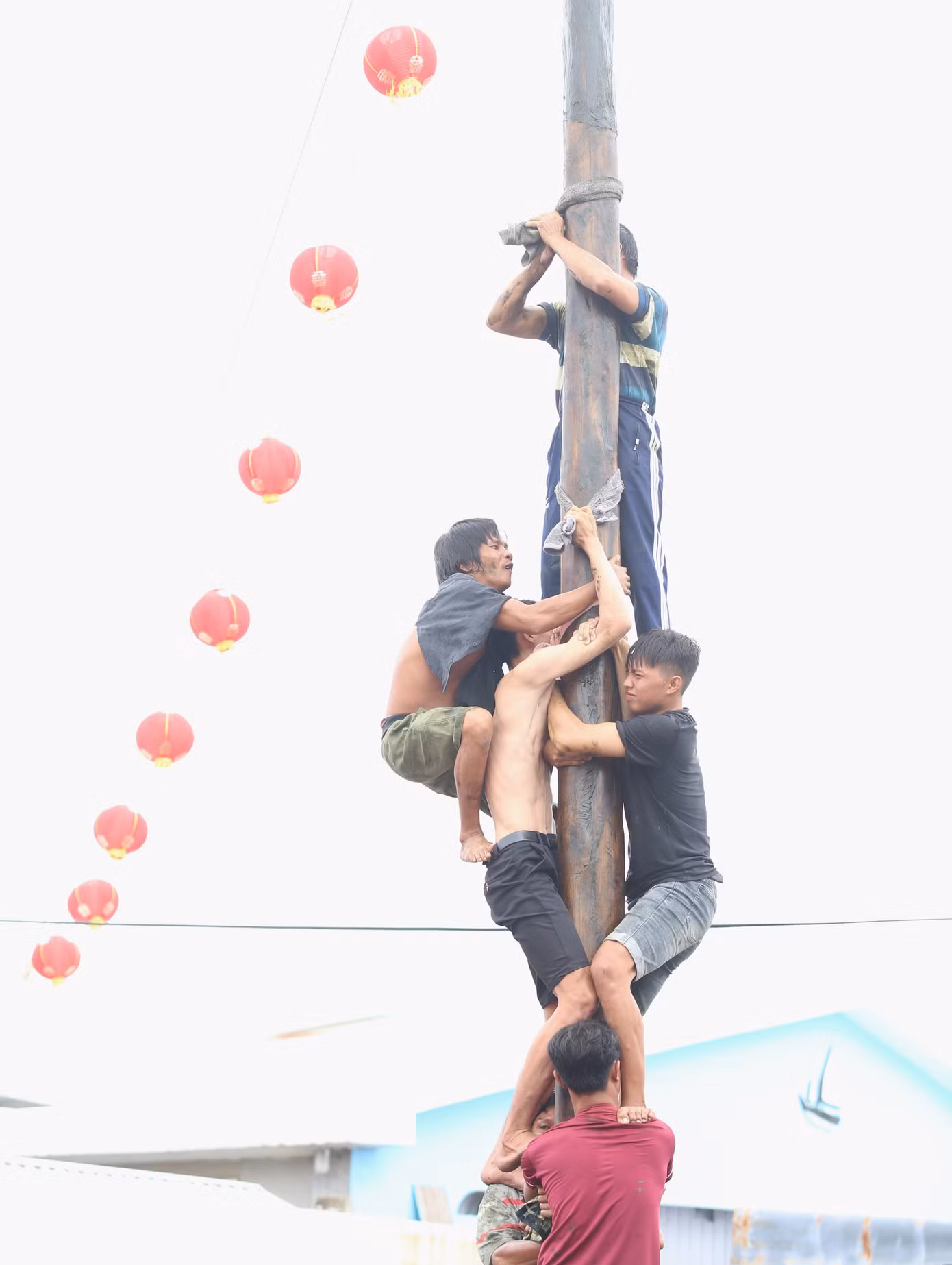Giữa sân chợ Cần Giờ (thị trấn Cần Thạnh, huyện Cần Giờ), một trụ gỗ dài khoảng 10 m được dựng lên để mọi người cùng thử sức. Mỗi lượt chơi có khoảng 20 thanh niên trai tráng cùng chung sức trèo lên cao để giật lấy túi vật phẩm treo ở đỉnh cột. Trên thân cột được bôi mỡ bò nhằm tăng thêm độ khó để thử thách sức bền thanh niên.