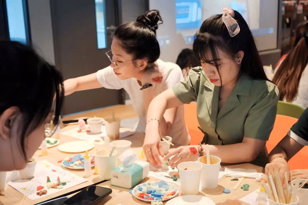 Hoàng Anh chọn làm nến thơm vào mùa Giáng sinh vì những sản phẩm dễ thương, mang đậm không khí lễ hội.