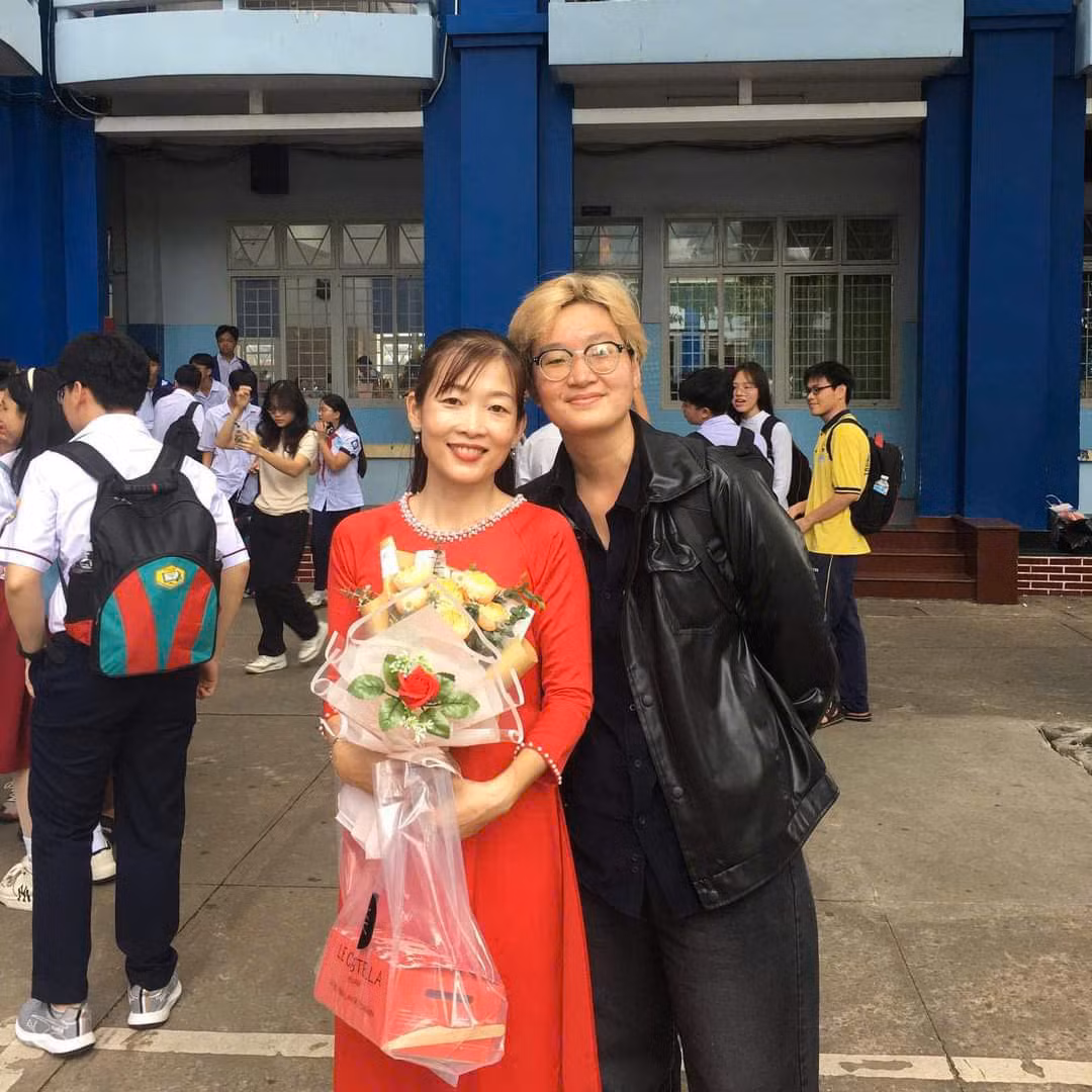 Thùy Linh về thăm cô giáo Oanh Kiều dạy Văn vào 20/11 với những món quà và lời tri ân chân thành.