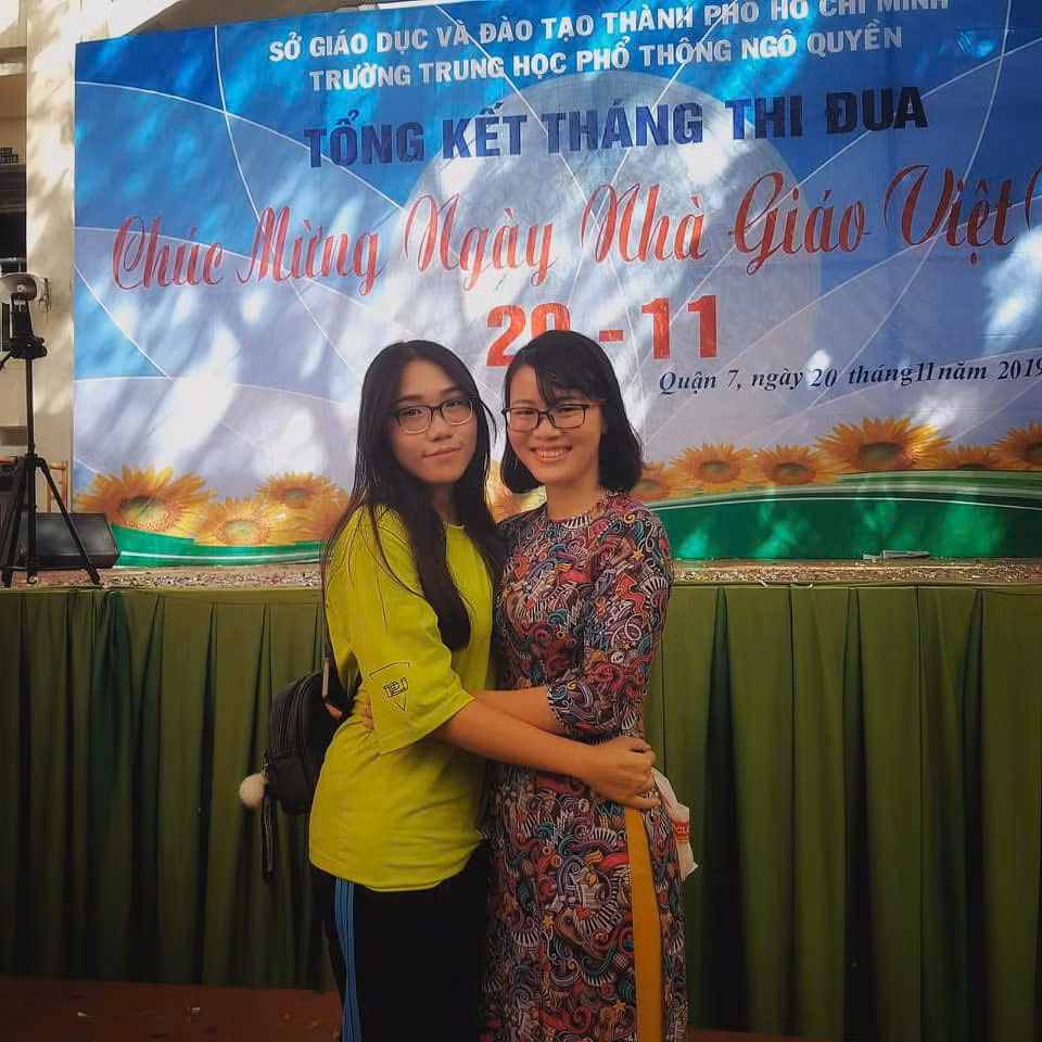 Phương Phương (19 tuổi, Trường ĐH KHTN. ĐHQG TP. HCM) đều đặn mỗi năm trở về trường thăm những người cô tại trường THCS.