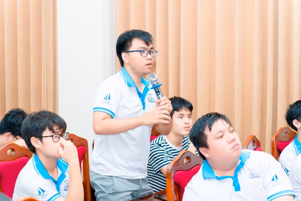 Khắc Triệu đặt câu hỏi tại vòng Chung kết “Kỳ thi Tin học trẻ Toàn quốc lần thứ XXIX”. (Ảnh: NVCC)