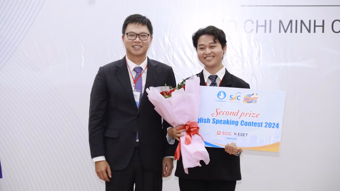 Đồng Minh Khôi xuất sắc đoạt giải Nhì tại cuộc thi Hùng biện tiếng Anh với chủ đề 'Speak Up for Sustainability'. (Ảnh: NVCC)