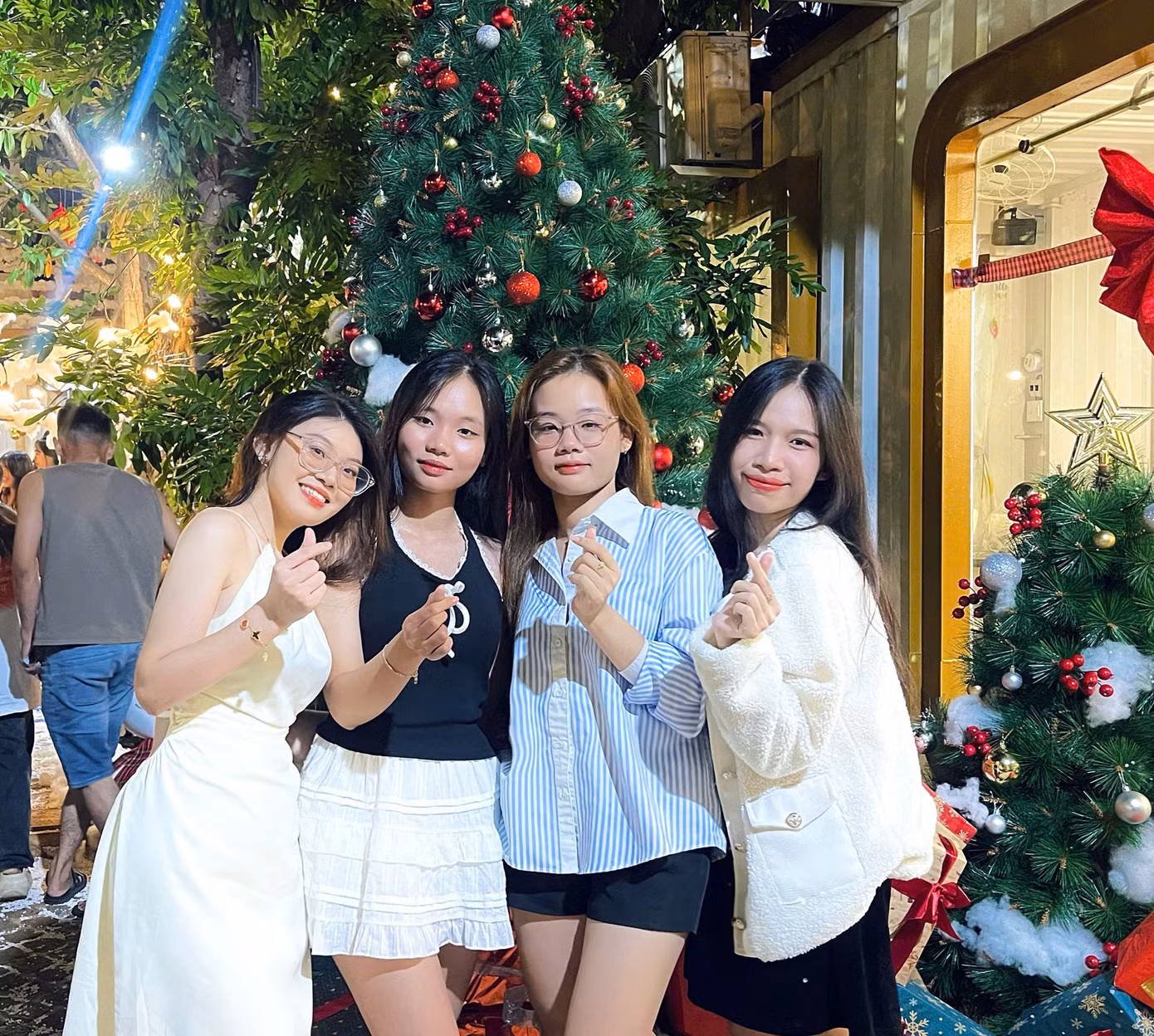 Lưu Minh Minh và nhóm bạn đi 'check-in' Giáng sinh sớm tại quán Kimwon (TP. Thủ Đức).