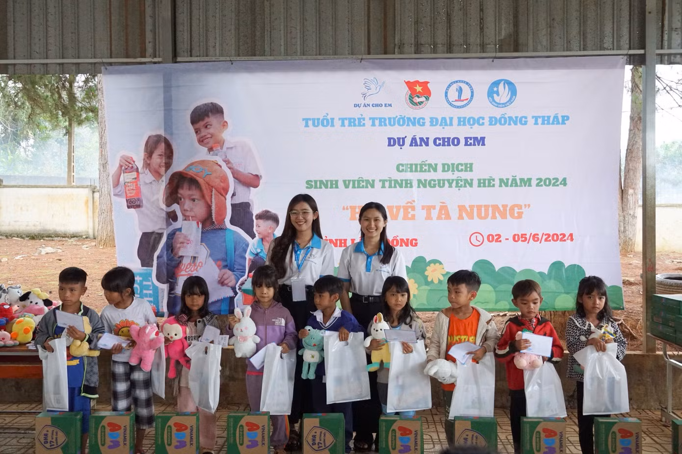 Các bạn tình nguyện viên của dự án trao những phần quà cho các em học sinh tại trường tiểu học Tà Nung (xã Tà Nung, TP. Đà Lạt, tỉnh Lâm Đồng).
