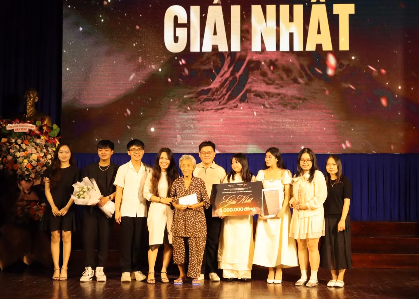 Bộ phim Nội Mai giành giải Nhất.
