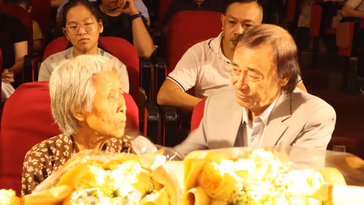 Bà Tuyết Mai có mặt giao lưu với khán giả.