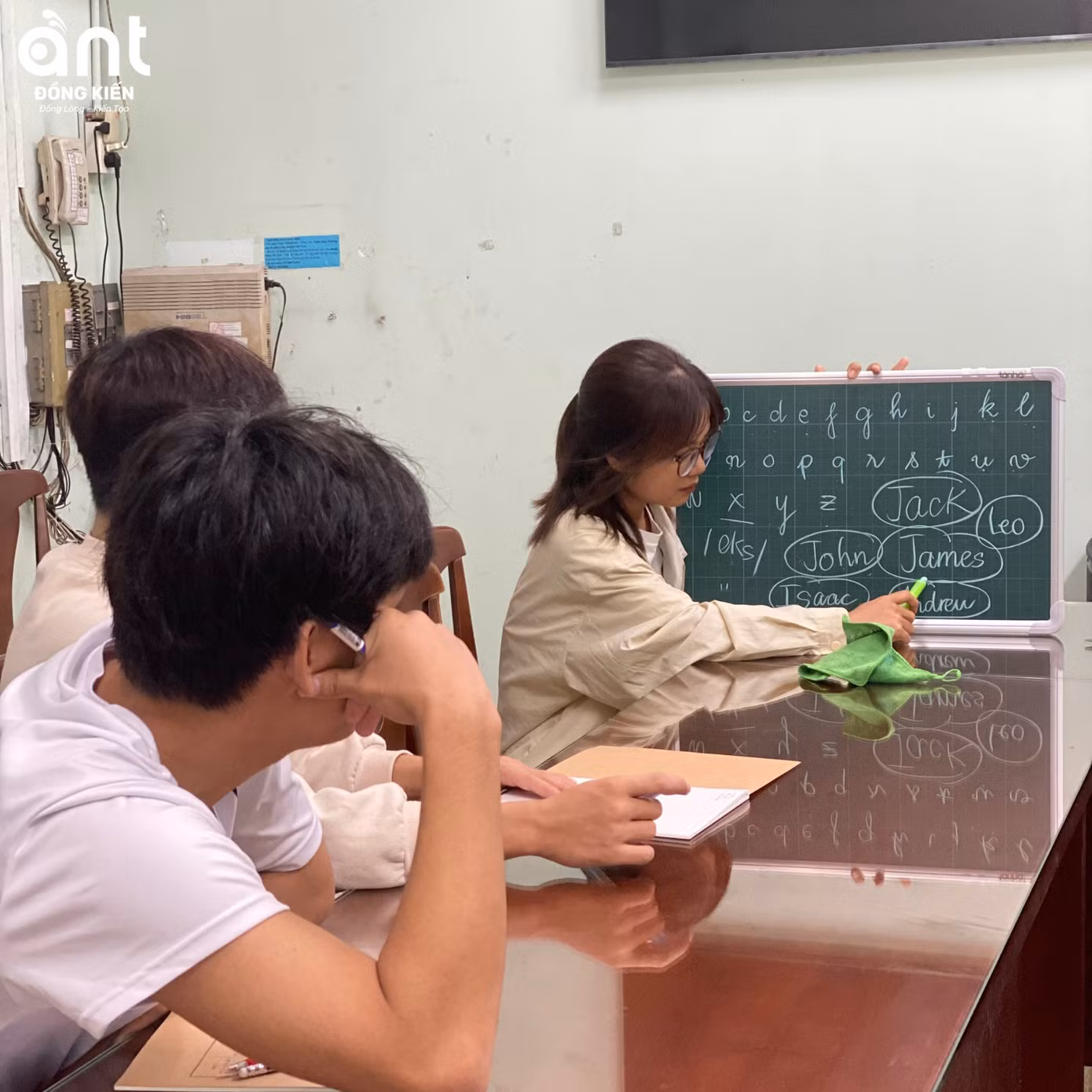 Một buổi học tiếng Anh của “Lớp học Kiến khoẻ”. (Ảnh: Fanpage Đồng Kiến)
