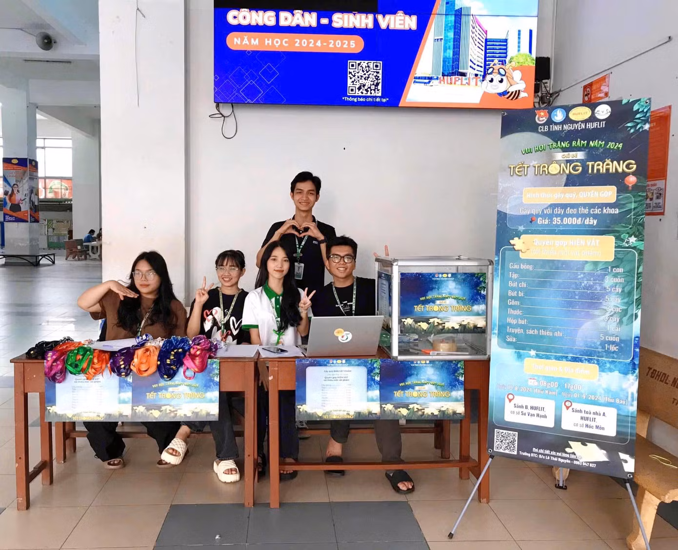 Chiếc bàn trực nhận những món quà quyên góp của CLB Tình nguyện HUFLIT - HVC.