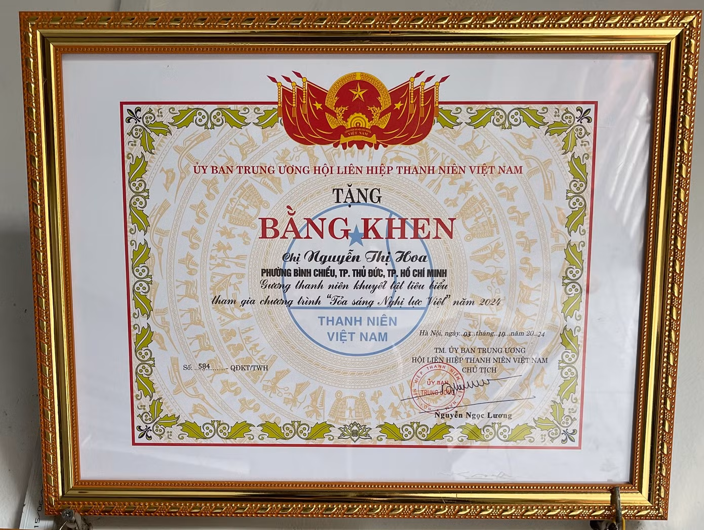 Những bằng khen lại tiếp thêm tinh thần cho chị Hoa trên con đường theo đuổi nghệ thuật.