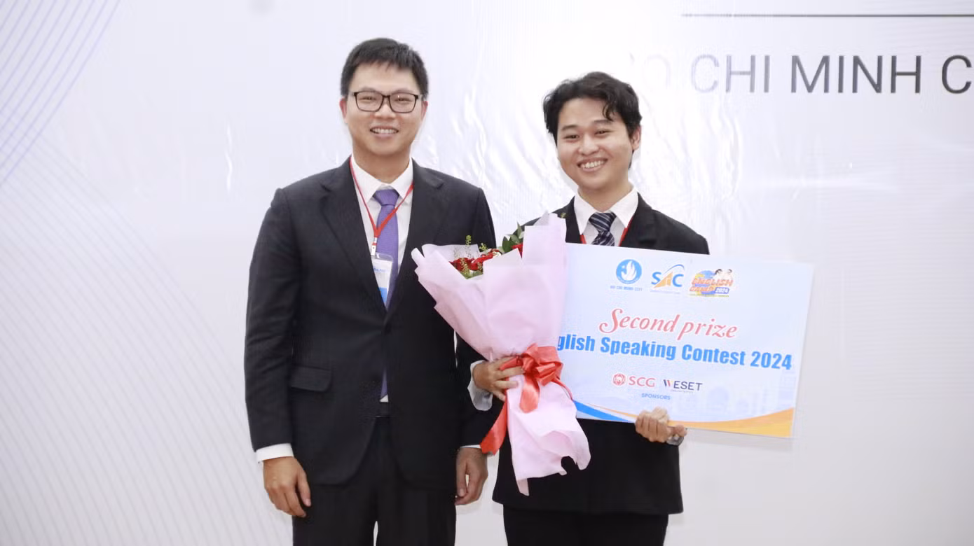 Ông Jongjarern Jomjakra - Phó Tổng Giám đốc, Công ty TNHH SCG Việt Nam, Đại diện SCG trao giải thưởng cho Minh Khôi - Á quân cuộc thi.