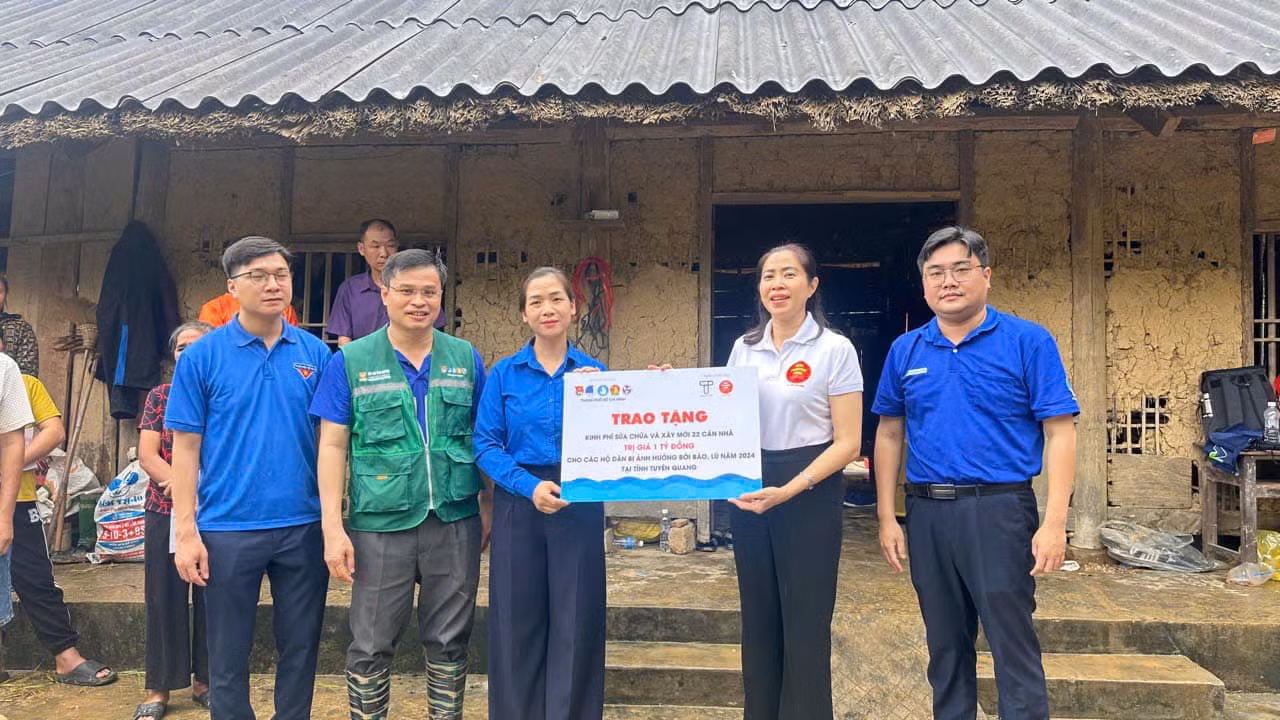 Anh Ngô Minh Hải - Bí thư Thành Đoàn, Chủ tịch Hội LHTN TP. HCM (ngoài cùng, bên phải) cùng đoàn công tác trao quà cho bà con tỉnh Tuyên Quang.