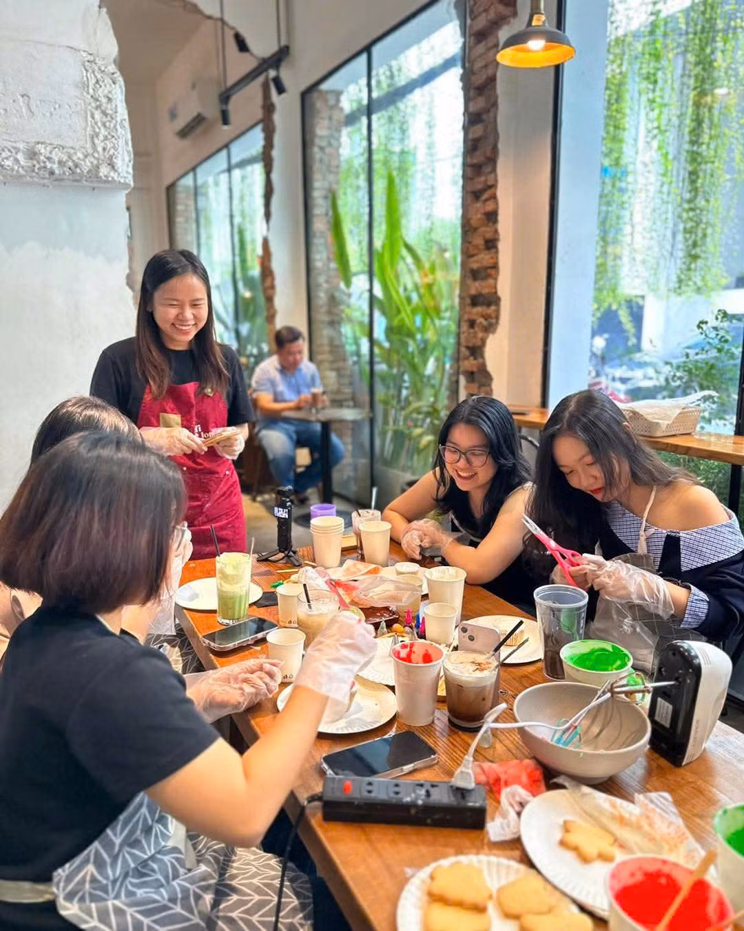 Nhiều ưu đãi hấp dẫn khi tham gia theo nhóm, đặt lịch trước, check-in nhận quà… cũng kích thích sự tò mò, hứng khởi khi chọn “chơi workshop” của bạn trẻ.
