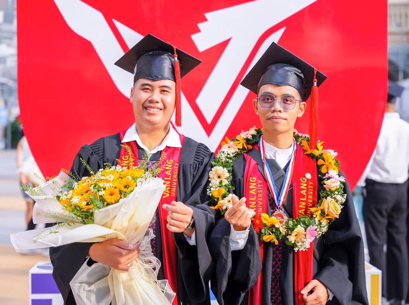 Đại Phát (bên phải) và Vũ Bảo trong ngày nhận bằng tốt nghiệp mới đây.
