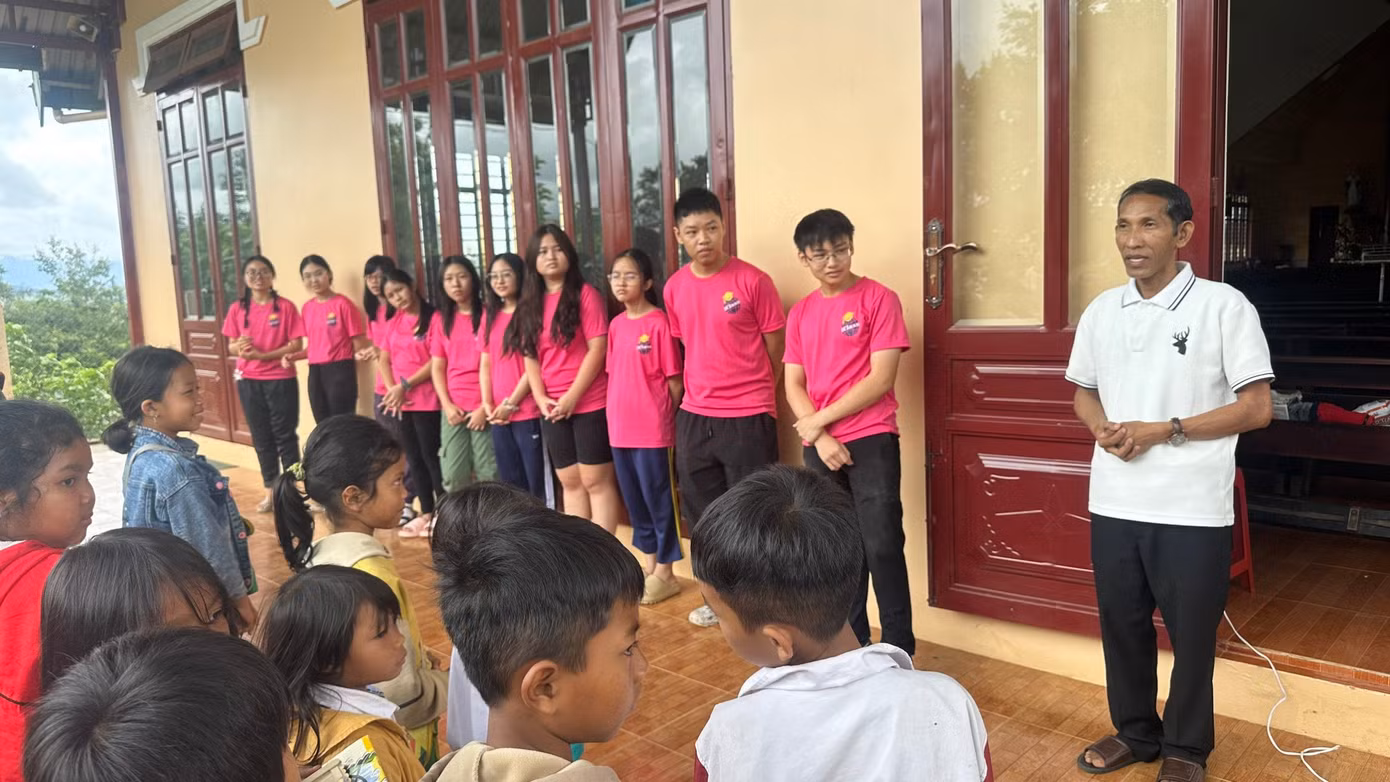 Cha John Brell (Giáo xứ Đăng Srỗn, Ninh Gia, Đức Trọng, Lâm Đồng) thay mặt người dân địa phương cảm ơn nhóm dự án đã mang lại niềm vui cho những đứa trẻ tại địa phương.