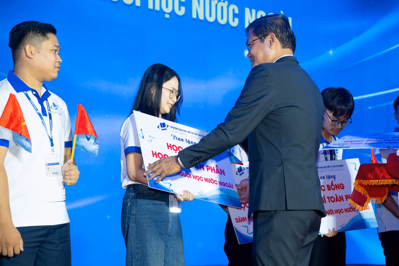 PGS. TS Nguyễn Minh Hà - Hiệu trưởng trường ĐH Mở TP. HCM trao học bổng cho các thủ khoa đầu vào năm học 2024 - 2025.