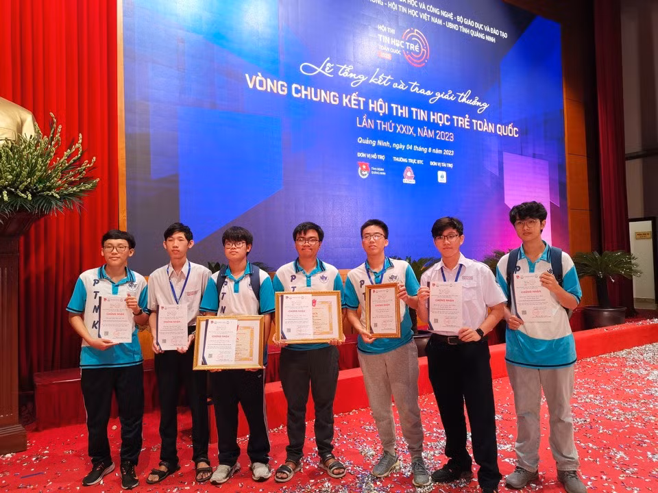Nguyễn Khắc Triệu (thứ tư, từ phải sang) cùng các thí sinh khác chụp hình lưu niệm sau khi đoạt giải Nhì “Kỳ thi Tin học trẻ Toàn quốc lần thứ XXIX”. (Ảnh: NVCC)