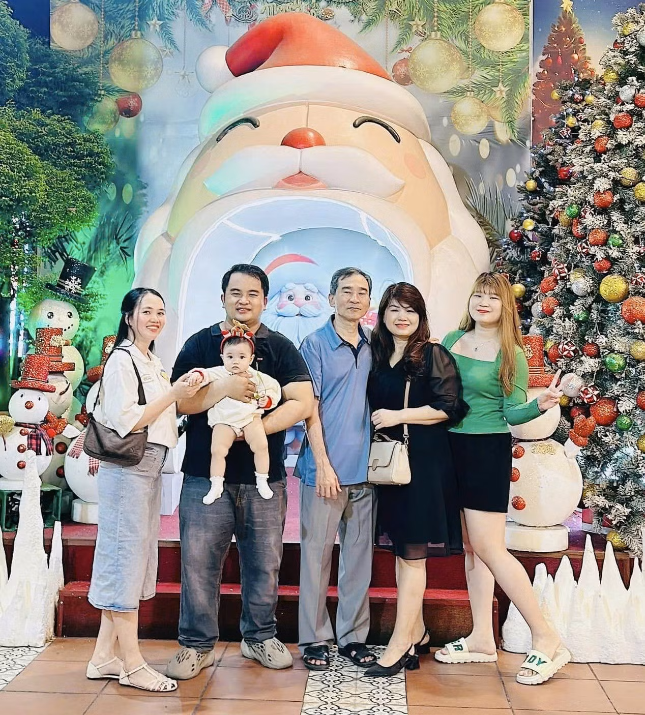Thanh Thúy và gia đình cùng tận hưởng một buổi tối ấm cúng bên nhau.