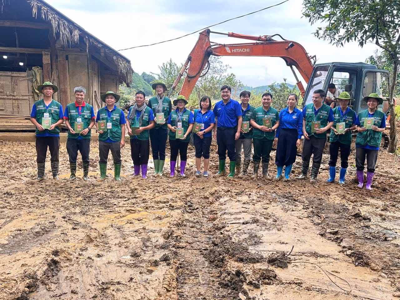 Anh Ngô Minh Hải - Bí thư Thành Đoàn, Chủ tịch Hội LHTN TP. HCM (thứ bảy, từ phải sang) thăm hỏi, động viên Đội hình thanh niên tình nguyện TP. HCM tham gia khắc phục hậu quả bão, lũ do cơn bão số 3 gây ra tại tỉnh Tuyên Quang.
