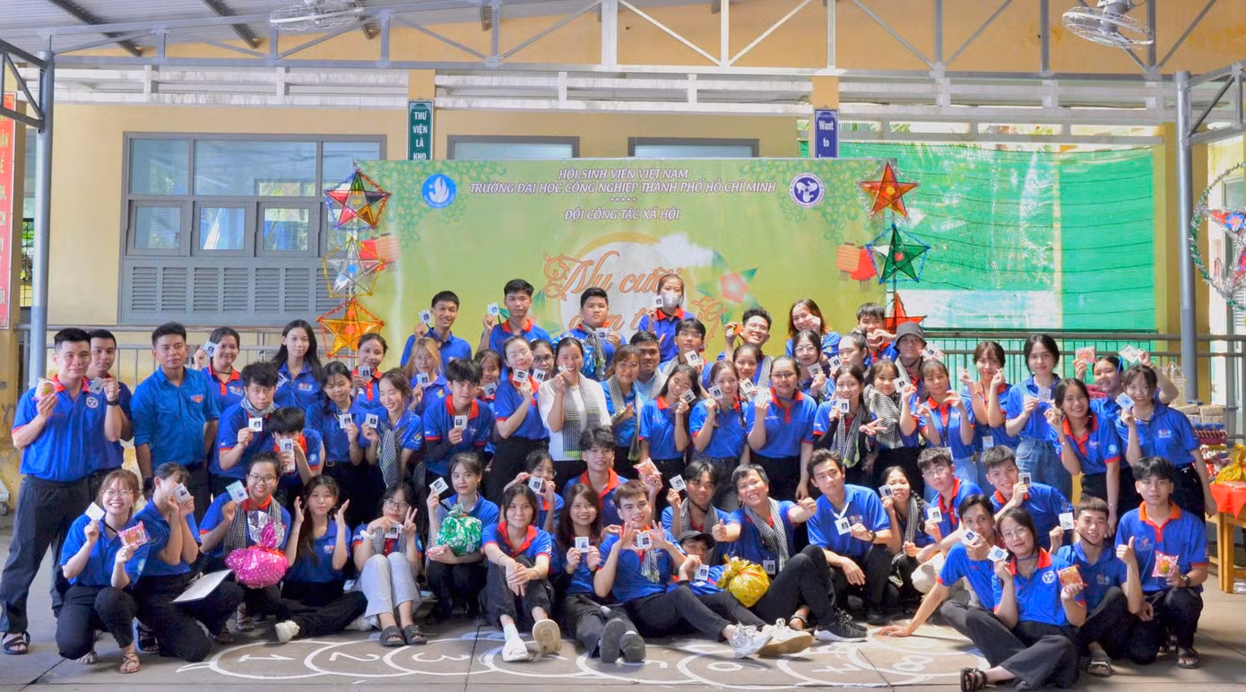 Các bạn tình nguyện viên của CLB Tình nguyện IUH.