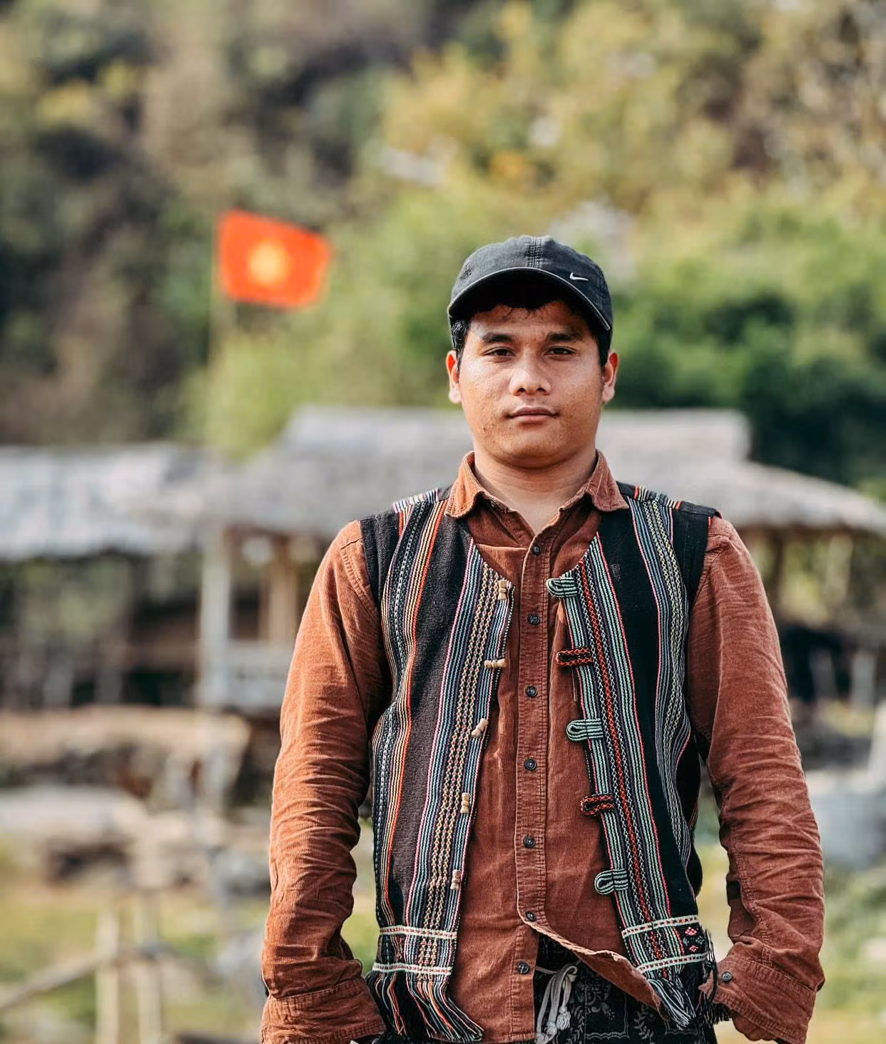 Văn Đôi trong trang phục dân tộc mình.