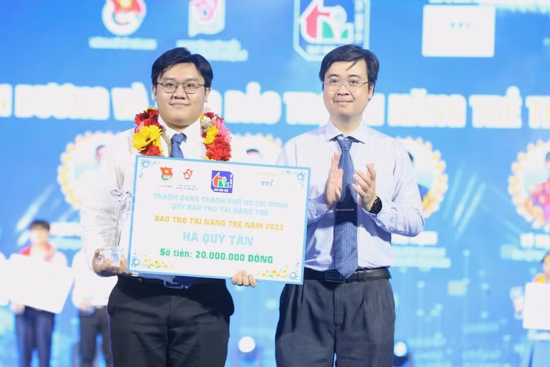 Quý Tân (bên trái) tại Lễ vinh danh Tài năng trẻ TP. HCM năm 2023, do Thành Đoàn TP. HCM tổ chức.