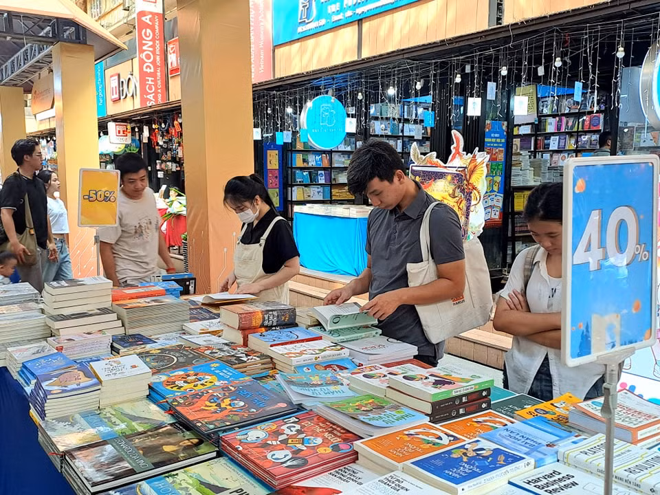 Không chỉ có người Việt Nam, nhiều du khách nước ngoài cũng ghé đến tham gia, chiêm ngưỡng không gian văn hóa đọc năng động, ý nghĩa tại Đường Sách TP. HCM.
