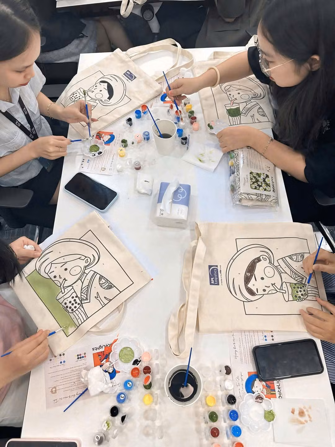 Workshop vẽ túi vải tote được Minh Quân đánh giá cao trong việc bảo vệ môi trường.
