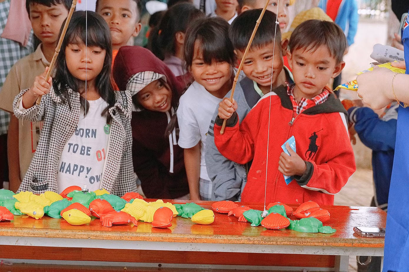 Niềm vui của các em học sinh tại địa phương khi tham gia các hoạt động trò chơi.