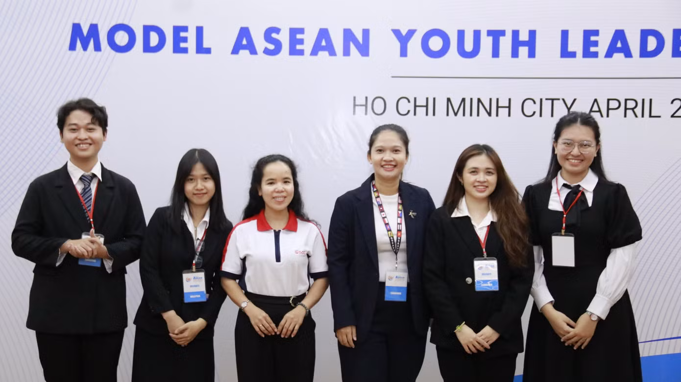 Tại cuộc thi, Minh Khôi (ngoài cùng, bên trái) có cơ hội được làm quen với nhiều bạn bè. (Ảnh: NVCC)