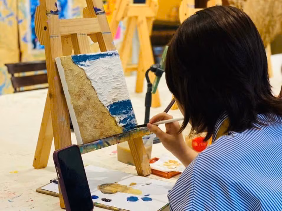 “Mỗi khi đến những buổi workshop như thế này, mình học được cách kiên nhẫn nhiều hơn. Dù hiện tại, việc học của mình bận rộn hơn nhưng chắc chắn mình sẽ tiếp tục tham gia vào thời gian rảnh, đó là cách mà mình đã nạp năng lượng và làm mới bản thân” - Vũ Thị Phượng Trinh (19 tuổi, ĐH Quốc tế, ĐHQG TP. HCM) chia sẻ.
