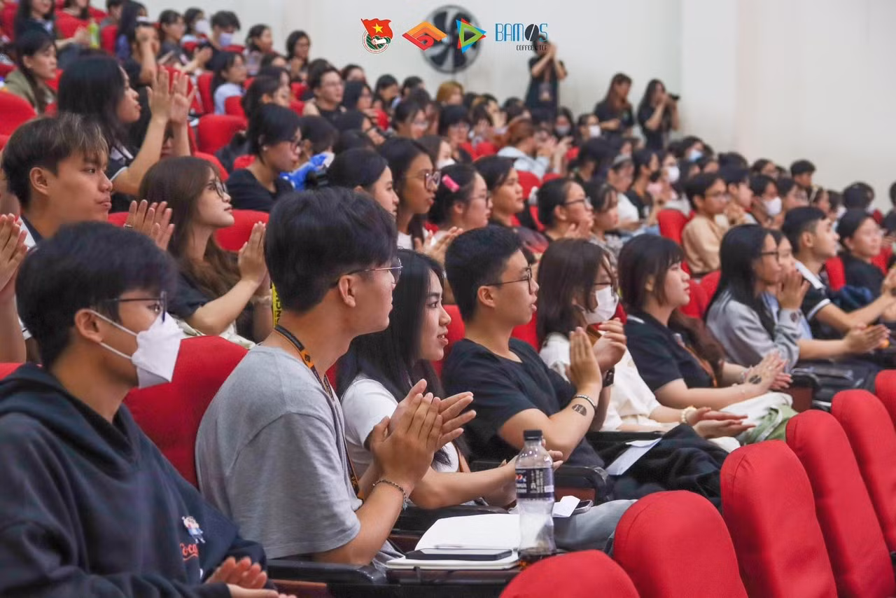 Đông đảo sinh viên tham dự buổi talkshow. (Ảnh: CLB Phóng viên trẻ)
