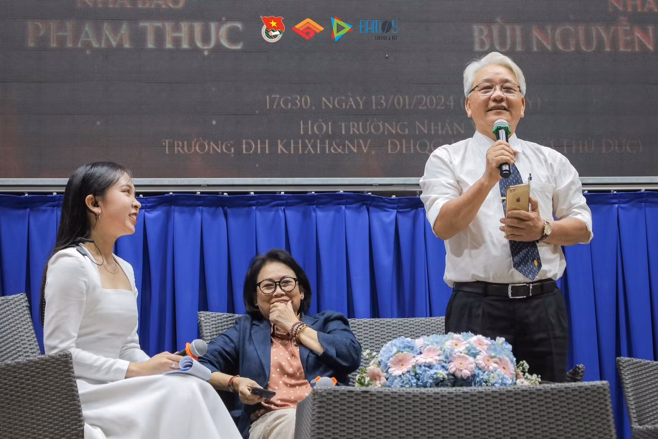 Nhà báo Bùi Nguyễn Trường Kiên chia sẻ kinh nghiệm với khán giả. (Ảnh: CLB Phóng viên trẻ)