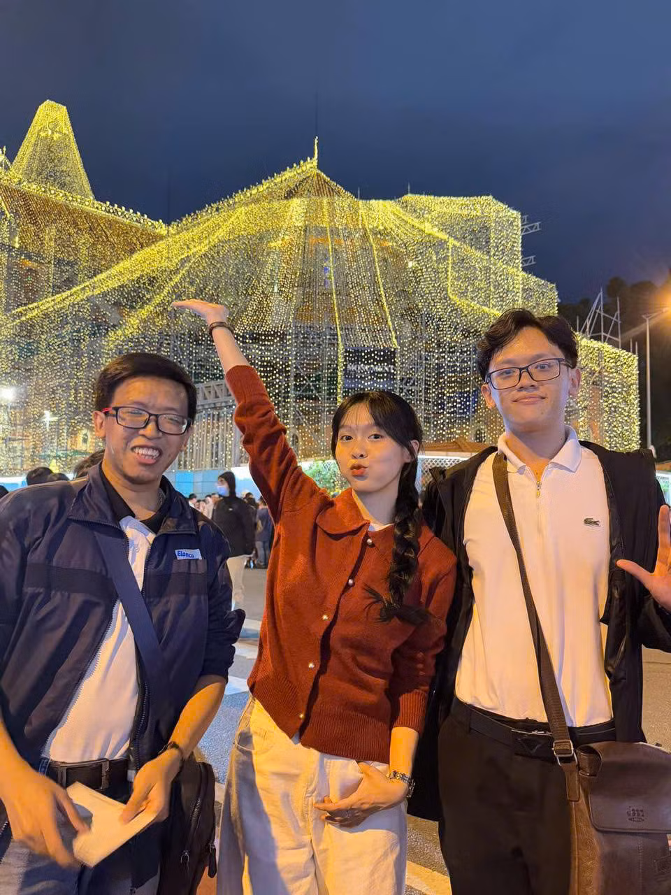 Bạn trẻ tranh thủ đêm Noel chụp hình tại Nhà thờ Đức Bà, nơi được mệnh danh là “kinh đô ánh sáng” của mùa Giáng sinh năm nay. (Ảnh: Lâm Thành Nhân)
