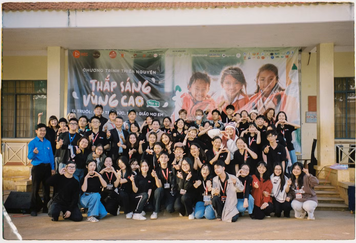 Dự án thiện nguyện “Thắp sáng vùng cao”, với thành viên là sinh viên các trường đại học tại TP. HCM.