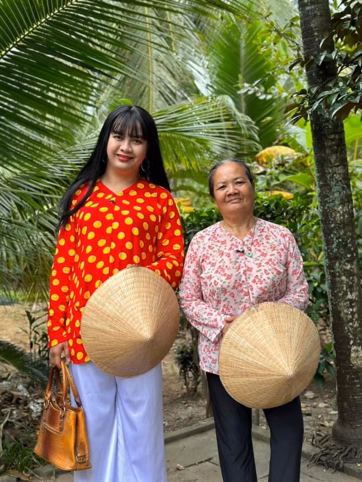 "Con Liễu" và "má chồng" thực tế là hai mẹ con ruột. (Ảnh: NVCC)