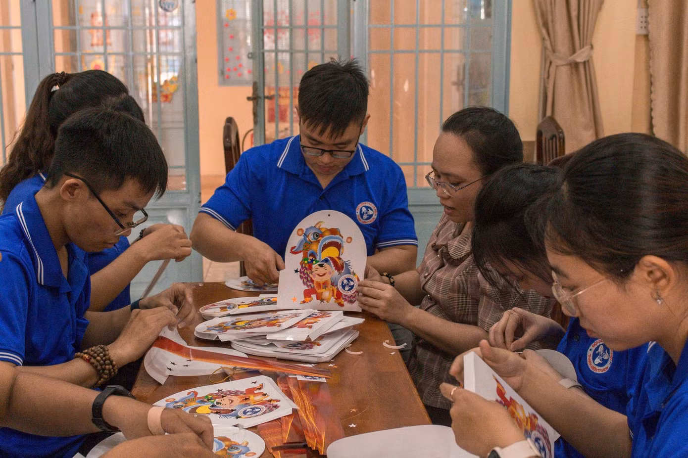 Các bạn tình nguyện viên của Đội Công tác xã hội Thanh niên TP. HCM tự tay chuẩn bị quà cho các em.