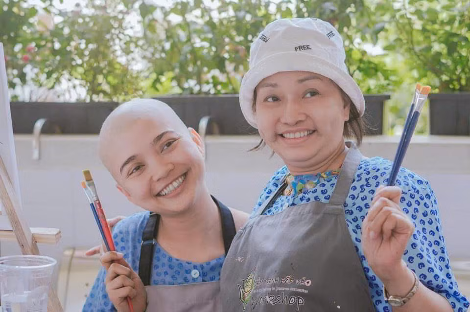 Nụ cười hạnh phúc của các cô khi được “Cây Xương Rồng” đến thăm.