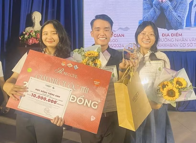 Quang Huy (giữa) nhận danh hiệu Á quân cuộc thi ROSSOCIAL mùa 2. (Ảnh: NVCC)