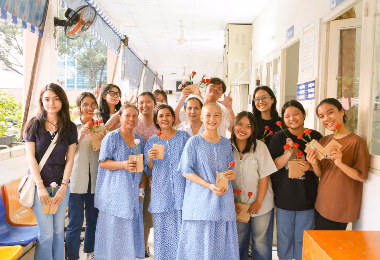 Các thành viên cùng nhau góp sức cho dự án “Cây Xương Rồng”.