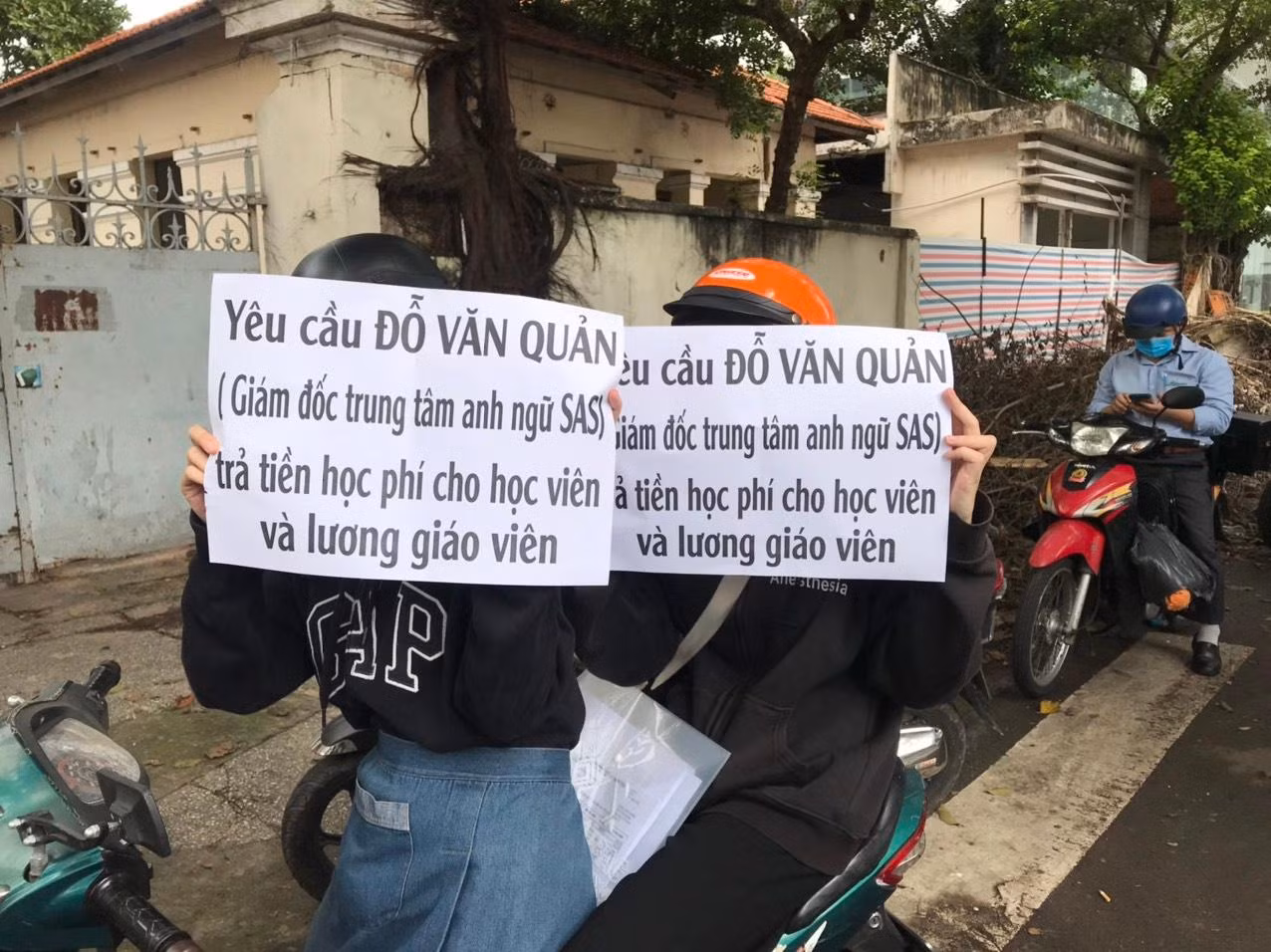 Học viên, giáo viên SAS kéo nhau đến công an nộp đơn tố cáo SAS