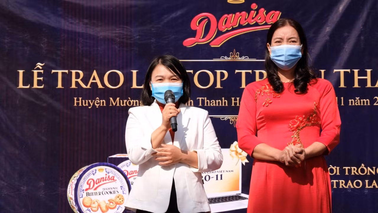 Cô Vũ Thị Hiệu, giáo viên Tiểu học Tam Chung kể chuyện gắn bó với nghề giáo và bày tỏ cảm ơn đến báo Tiền Phong, Danisa khi được lần đầu tiên có cho mình một chiếc laptop để dạy học