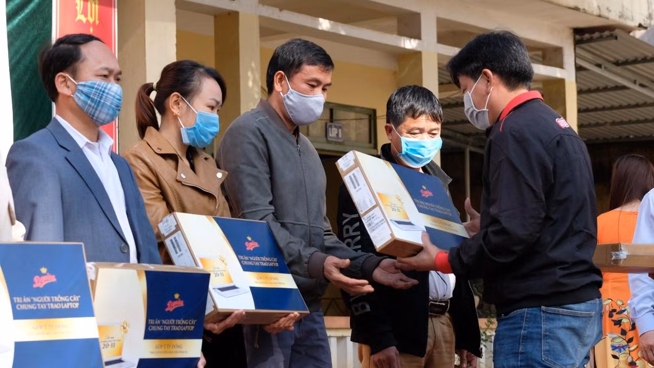 Ông Vũ Tuấn Ngọc – Giám đốc bán hàng khu vực của Danisa trao tặng máy tính cho giáo viên
